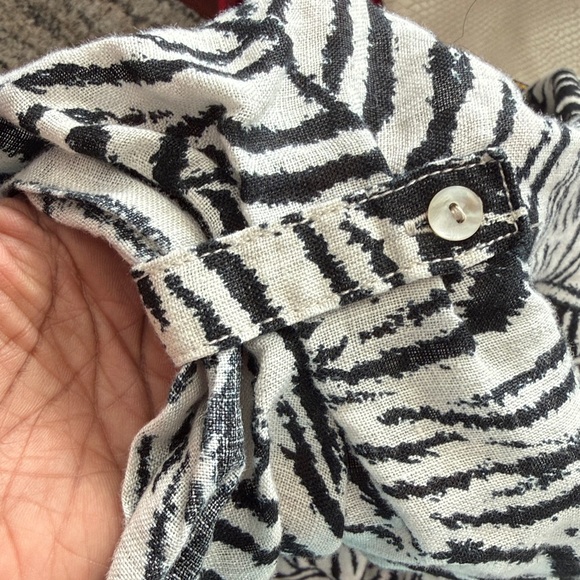 Cynthia Rowley 100% linen, tropical black and off white print
Size 2X - Picture 7 of 9